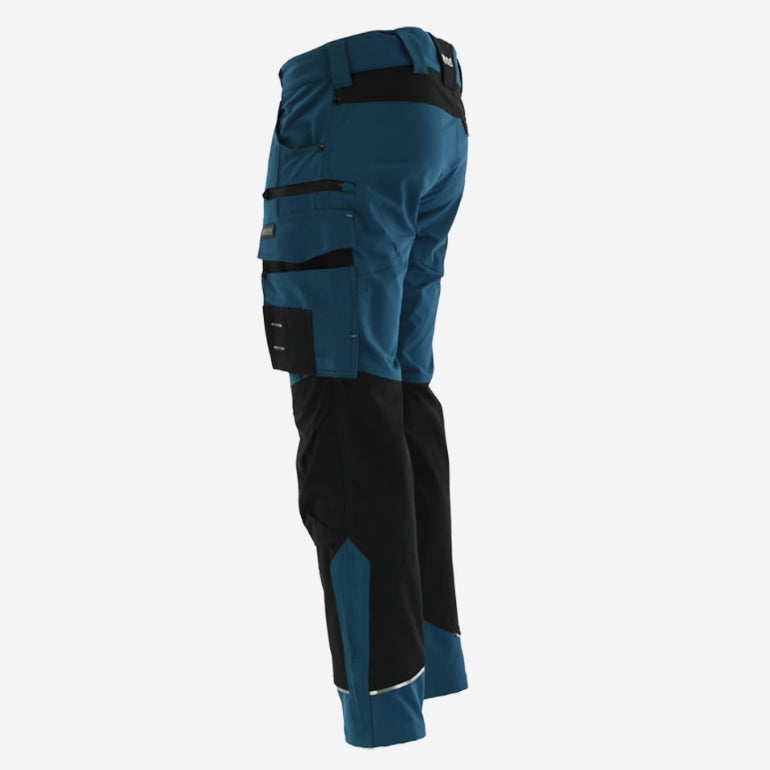 Bližnji stranski posnetek modela v hlačah Sara Motionflex Stretch, ki prikazuje funkcionalne stranske žepe in prožen material.