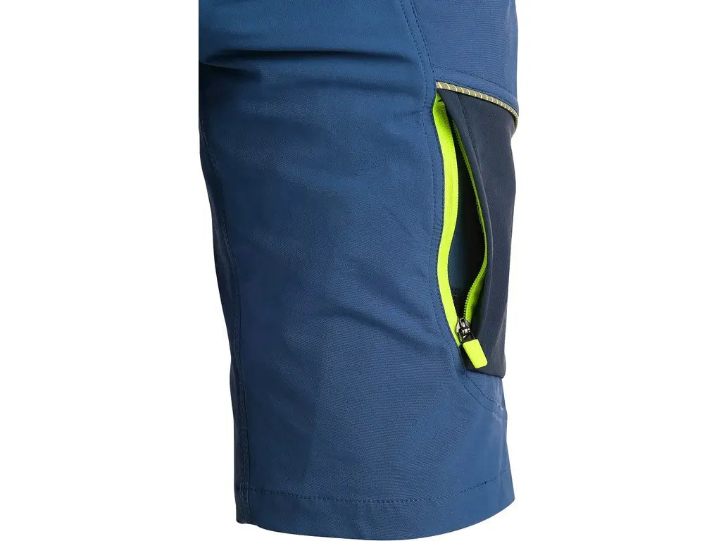 Bližnji posnetek izjemno raztegljivega modrega 4-way stretch materiala in rumenih šivov na hlačah CXS NAOS