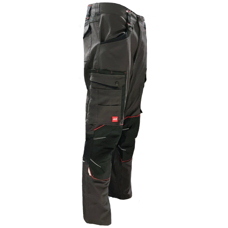 Fotografija iz stranskega kota za 4-way stretch delovne hlače ARTMAS Professional 4-Dynamic z vidnimi cargo žepi za orodje