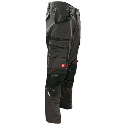 Fotografija iz stranskega kota za 4-way stretch delovne hlače ARTMAS Professional 4-Dynamic z vidnimi cargo žepi za orodje