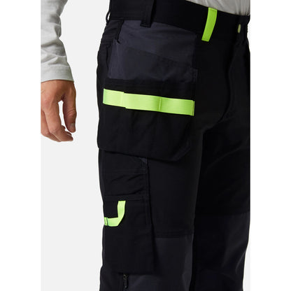 Detajl stranskih cargo žepov in trpežne YKK zadrge na črnih delovnih hlačah Helly Hansen Oxford