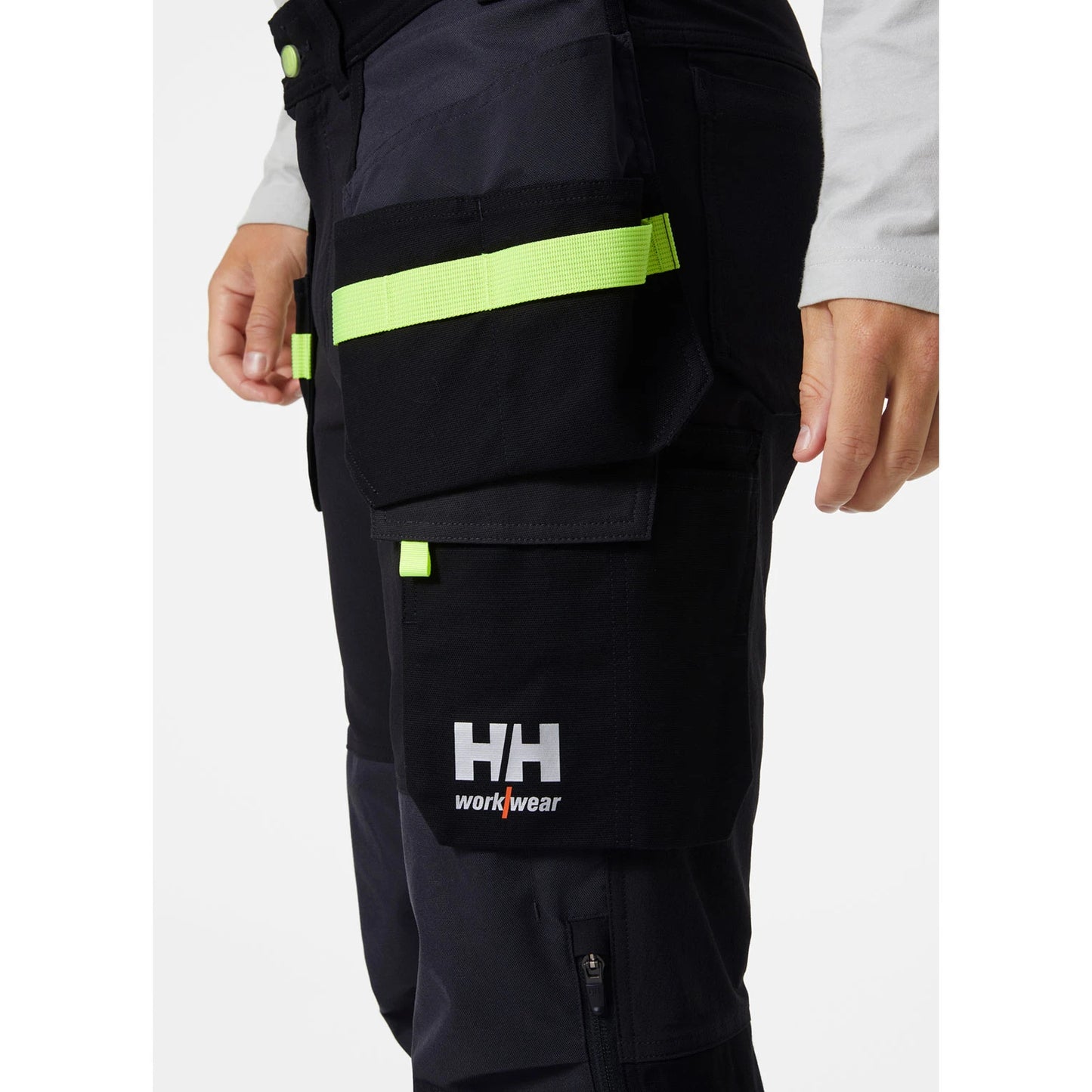 Bližnji posnetek funkcionalnih visečih žepov za orodje z močnimi Cordura ojačitvami na hlačah Helly Hansen