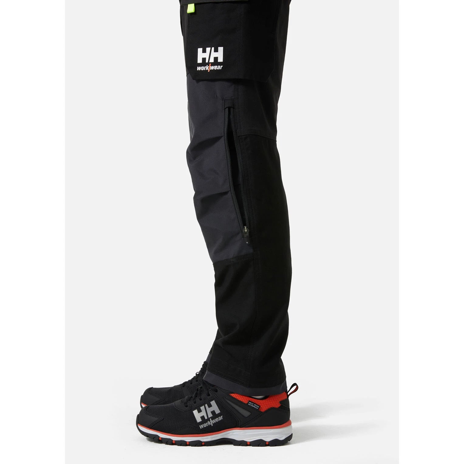 Bližnji posnetek anatomsko oblikovanih kolen s Cordura ojačitvami in zunanjim vstavljanjem kolenčnikov na hlačah Helly Hansen