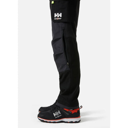 Bližnji posnetek anatomsko oblikovanih kolen s Cordura ojačitvami in zunanjim vstavljanjem kolenčnikov na hlačah Helly Hansen